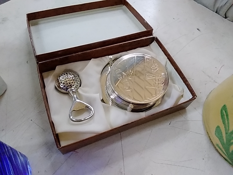 ENSEMBLE DÉCAPSULEUR AVEC SOUS VERRE 