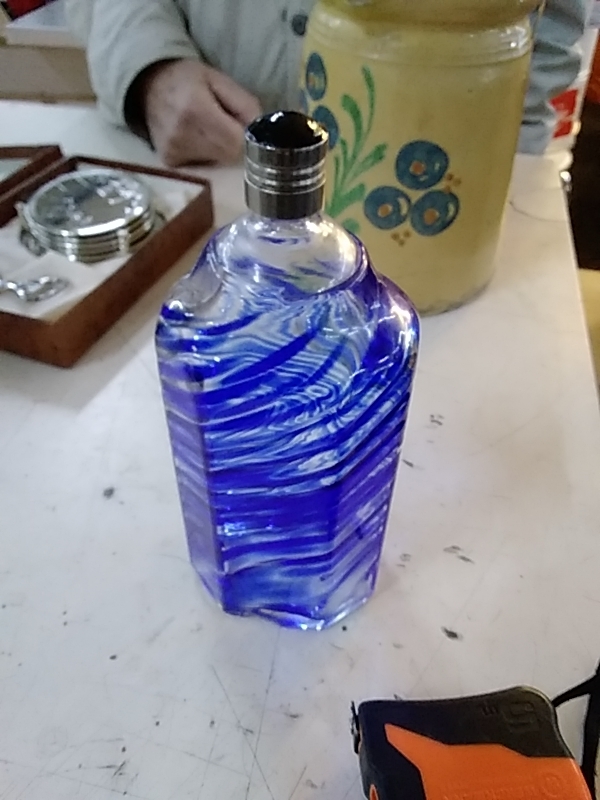 BOUTEILLE BLEU AVEC BOUCHON NOIR HT 21CM