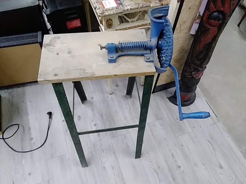 PETIT ÉTABLI AVEC OUTIL BLEU 