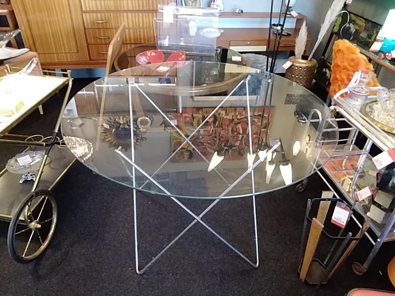 TABLE VERRE VINTAGE DIAMÈTRE 108 CM AVEC PIÈTEMENT EIFFEL TUBULAIRE EN METAL CHROMÉ 