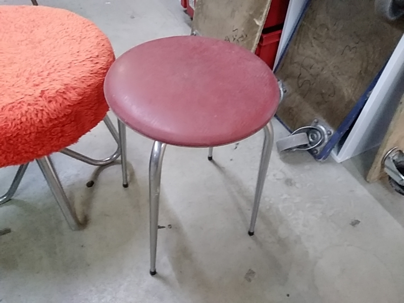 TABOURET SIMILI ROUGE DANS L’ETAT 