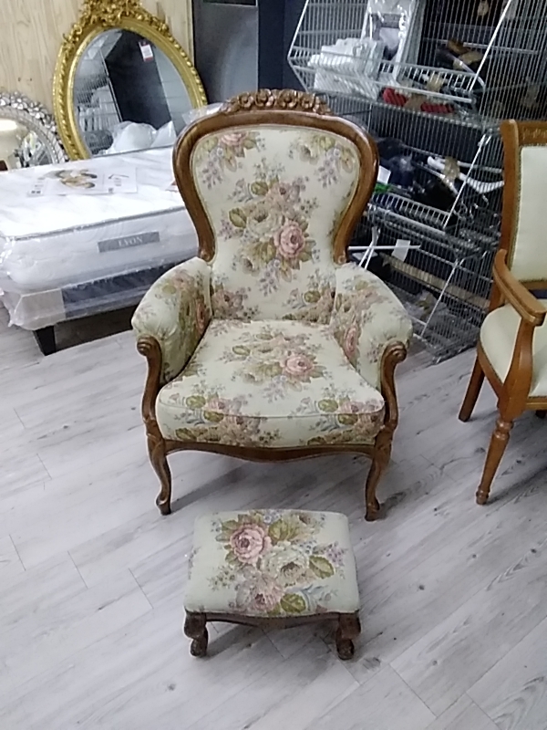 FAUTEUIL ROCAILLE AVEC TABOURET 
