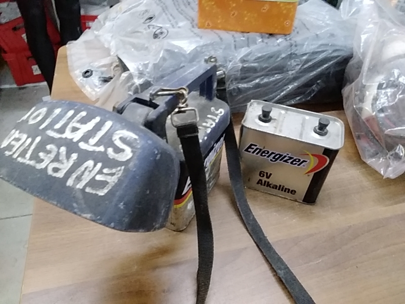 LAMPE À  PILE AVEC PILE DE RECHANGE 