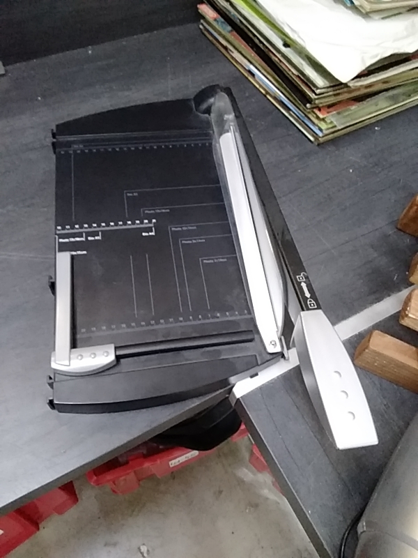 COUPE PAPIER OU CARTON