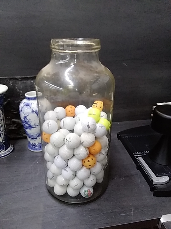 POT EN VERRE AVEC ENVIRON 100 BALLES DE GOLF