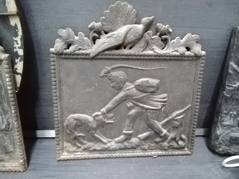 PLAQUE EN FONTE AVEC DIFFÉRENTES SCÈNES 33 X 36 CM