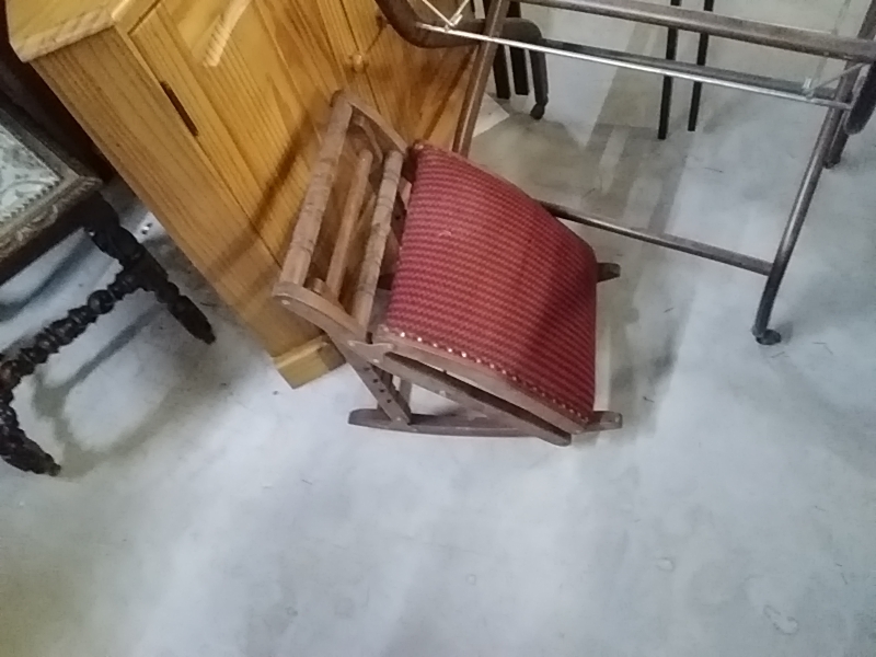 REPOSE PIEDS PLIABLE ET RÉGLABLE 