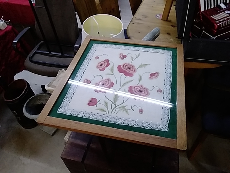 TABLE BASSE CARRÉE PLIABLE PLATEAU BRODERIE SOUS VERRE 