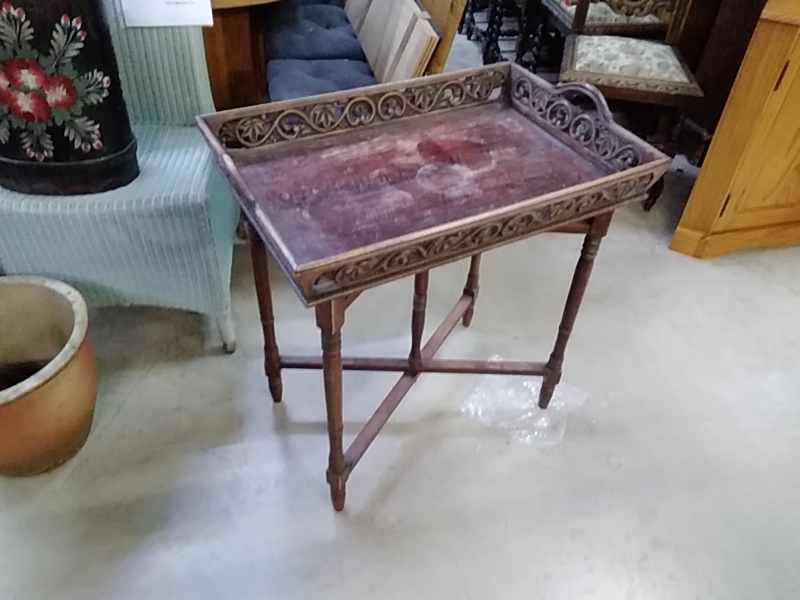 PETITE TABLE AVEC TABLETTE ANCIENNE 