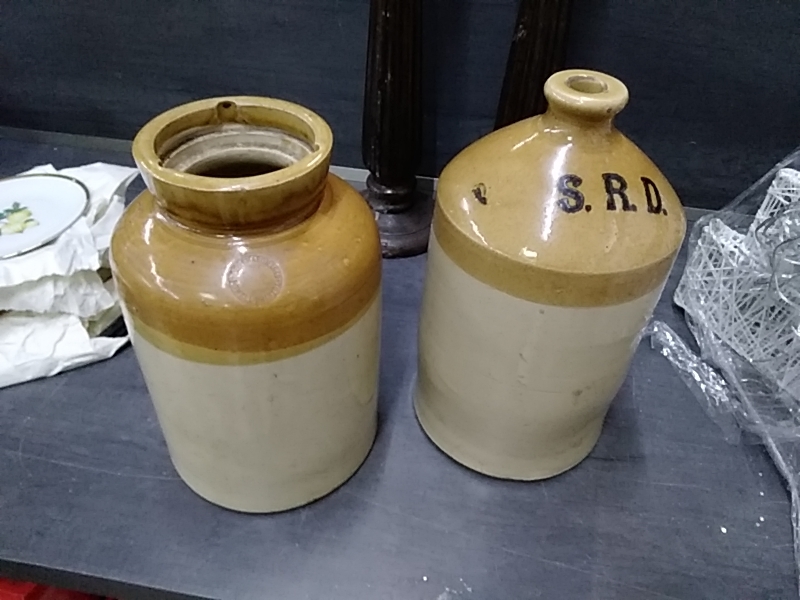 POT OU CRUCHE EN GRÈS ANCIEN DANS L’ÉTAT 