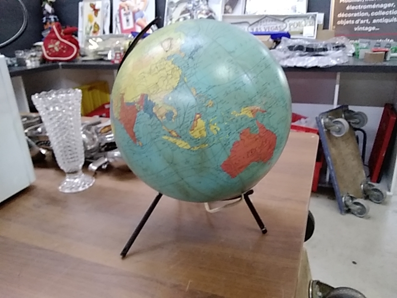 GLOBE ANCIEN EN VERRE DANS L’ÉTAT 