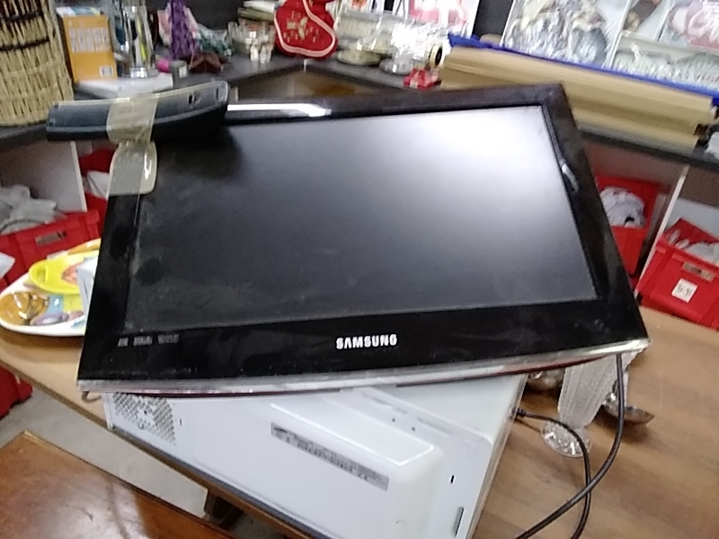 TÉLÉ SAMSUNG AVEC SUPPORT MURAL ET TÉLÉCOMMANDE 