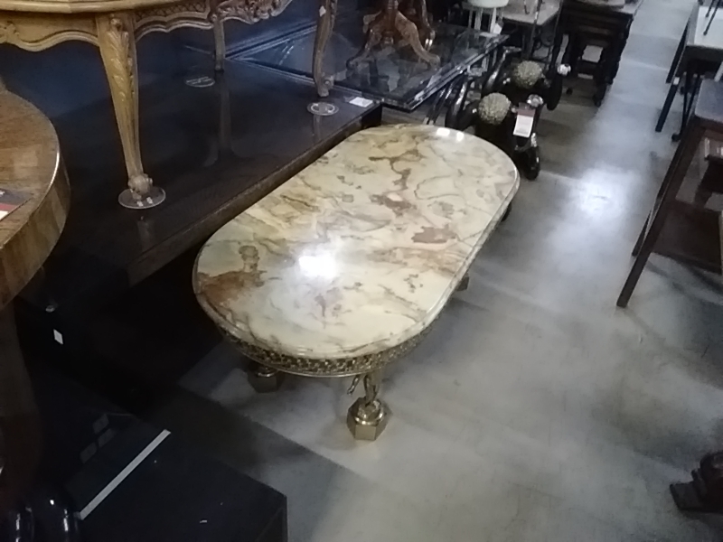 TABLE BASSE LAITON MARBRE  PIEDS FIGURINES 
