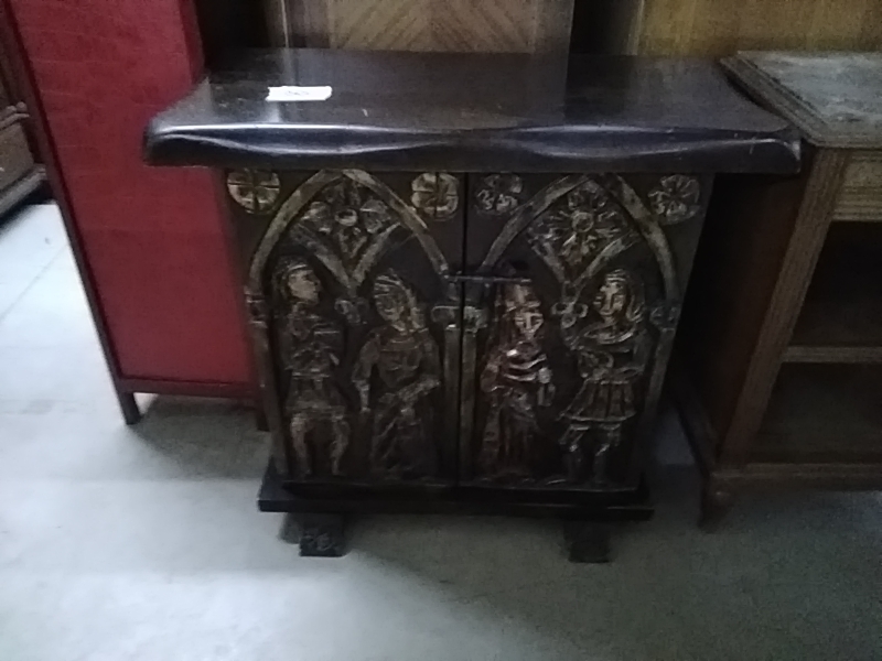 PETIT MEUBLE 2 PORTES SCULPTÉ 