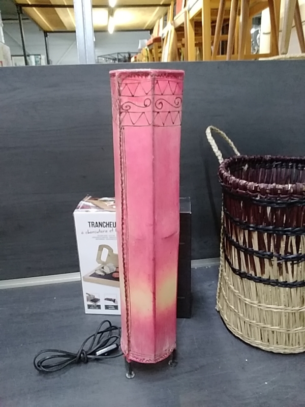 LAMPE À POSER EN PEAU COULEUR ROUGE 