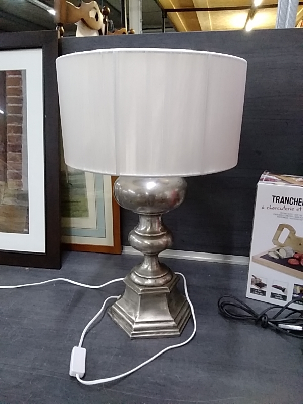 LAMPE À POSER ARGENTÉE 