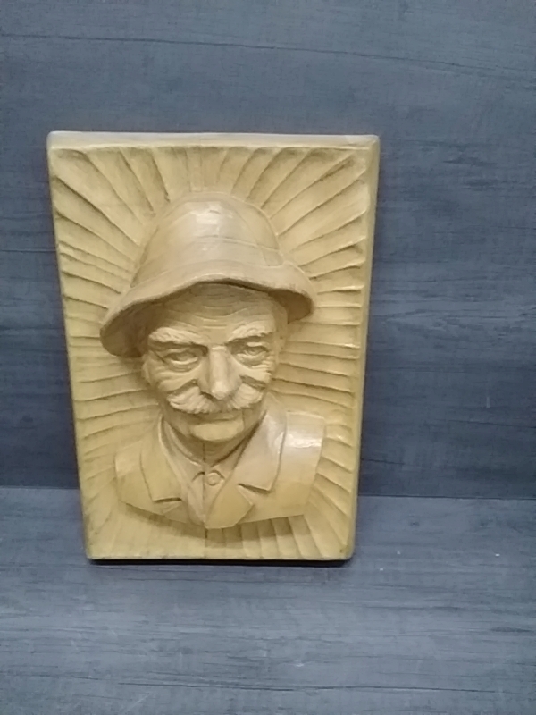 CADRE SCULPTURE BOIS VIEILLARD 20 X 30CM