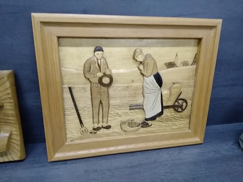 CADRE SCULPTURE BOIS COUPLE PAYSANS  59 X 47CM