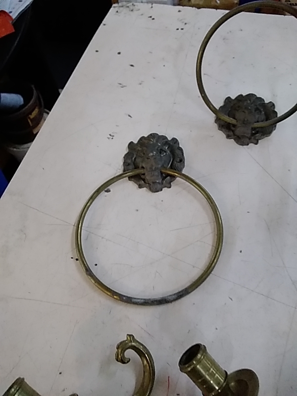 PORTE SERVIETTE LION LAITON 