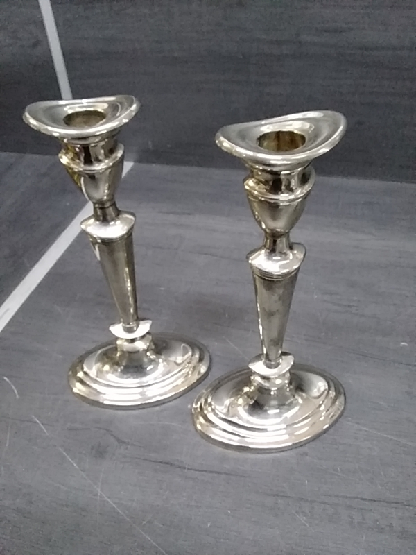 PAIRE DE BOUGEOIRS ARGENTÉ 