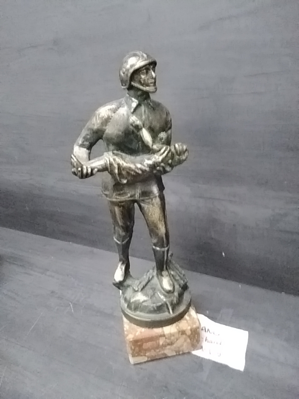 STATUETTE POMPIER SUR SOCLE MARBRE HT 45 CM