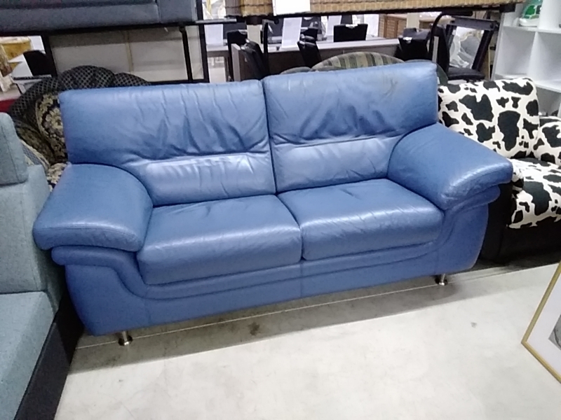 CANAPÉ CUIR BLEU DANS L’ETAT