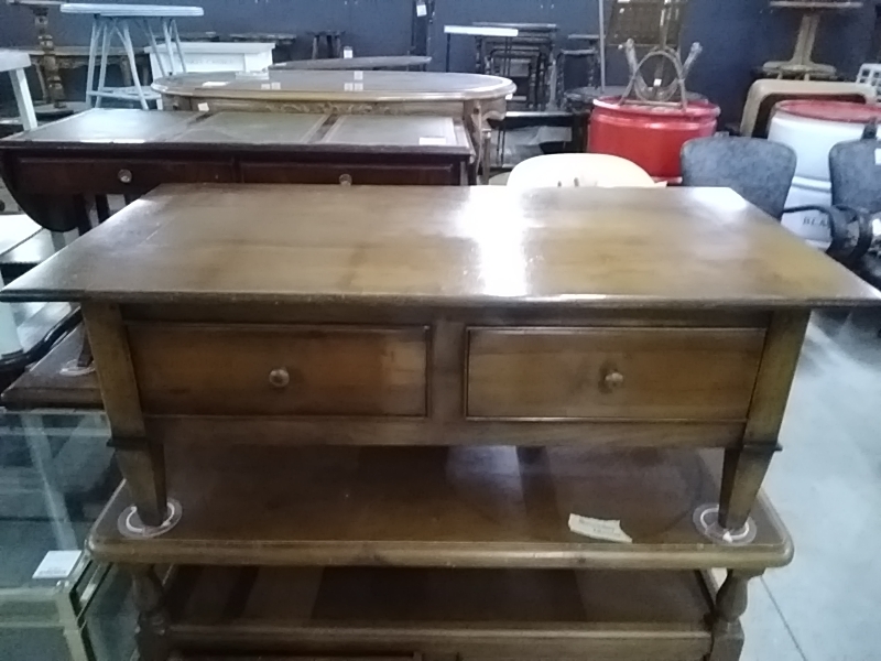 TABLE BASSE 2 TIROIRS TRAVERSANTS DANS L’ETAT ACAJOU 