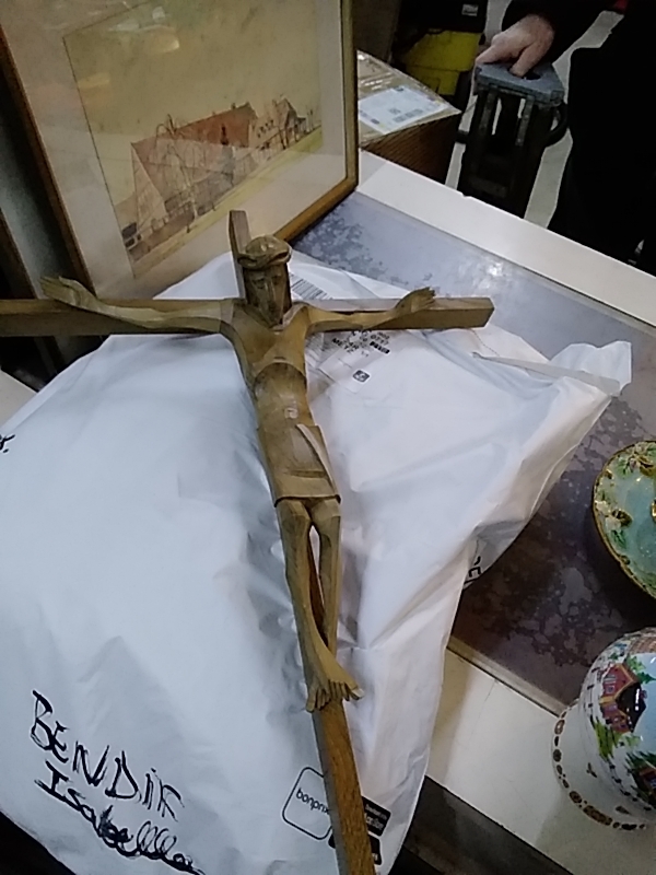 CHRIST EN BOIS SCULPTÉ 