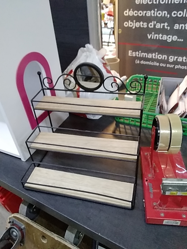 ÉTAGÈRE A MAQUILLAGES 