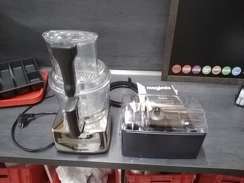 ROBOT MAGIMIX 3200XL AVEC ACCESSOIRES 