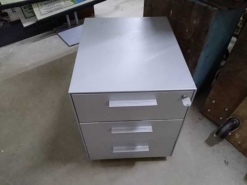 PETIT MEUBLE DE BUREAU SUR ROULETTES METAL 