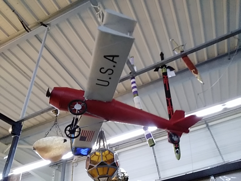 AVION METAL GRIS ROUGE