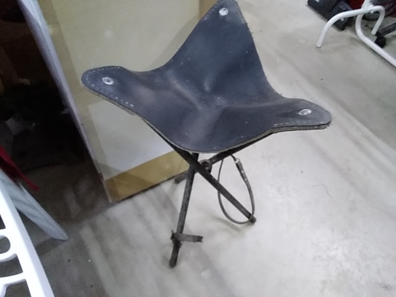 ANCIEN TABOURET PLIABLE CUIR 