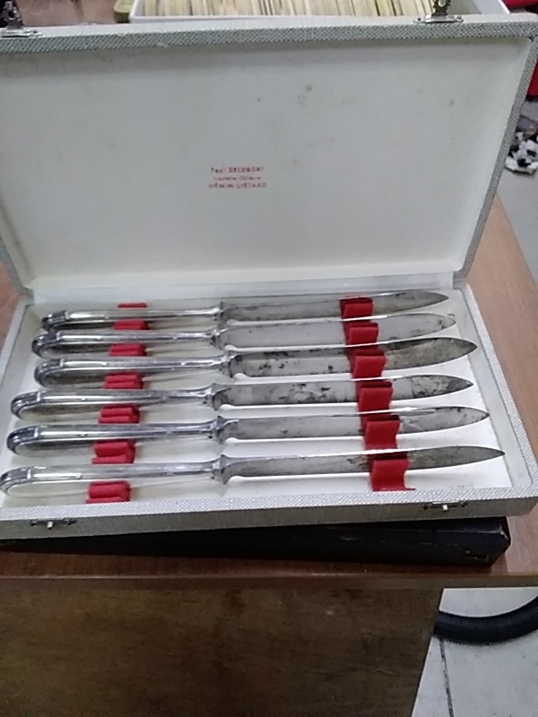 LOT DE 6 COUTEAUX METAL ARGENTÉ 