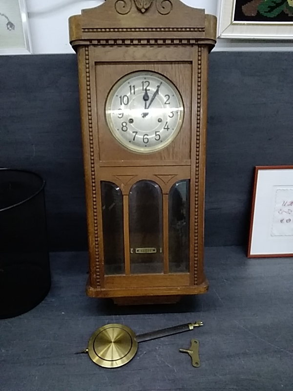 HORLOGE ANCIENNE DANS L’ÉTAT AVEC BALANCIER ET CLÉ 