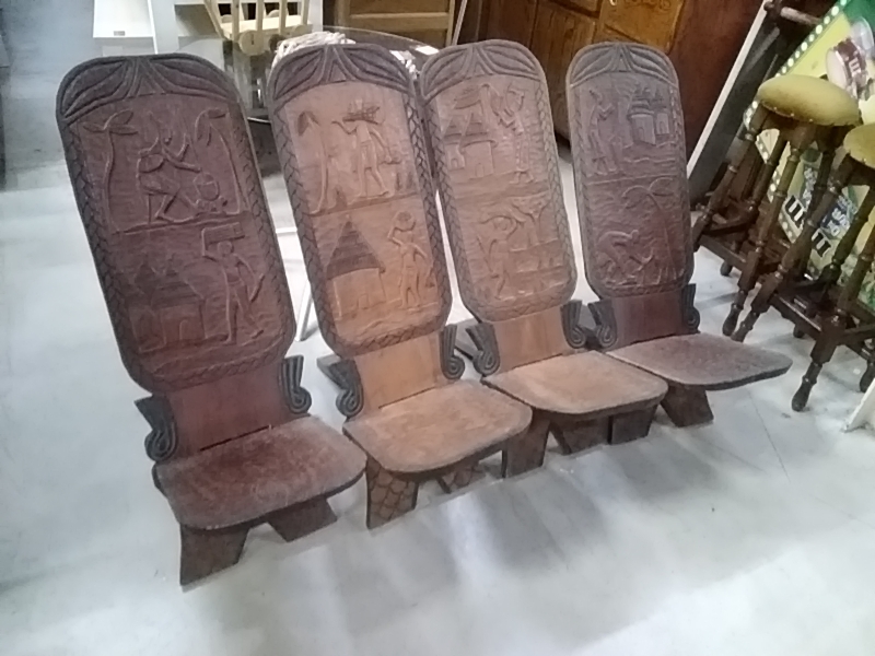 LOT DE 4 CHAISES AFRICAINES EN BOIS MASSIF AVEC SCÈNES DE VIE DUR DOSSIERS 
