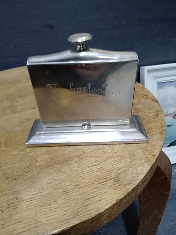 DISTRIBUTEUR DE CURE DENTS 