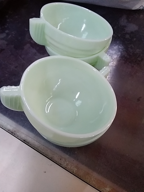 LOT DE 4 TASSES ART DÉCO OPALINE 
