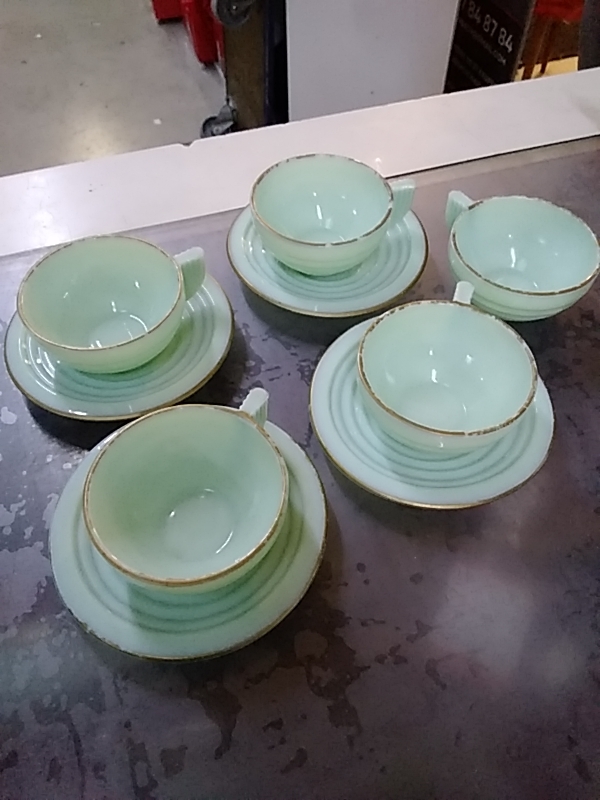 TASSE ET SOUS TASSES ART DECO OPALINE