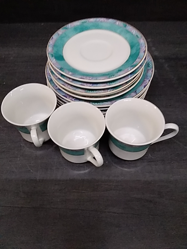 ENSEMBLE TASSE ET ASSIETTES 