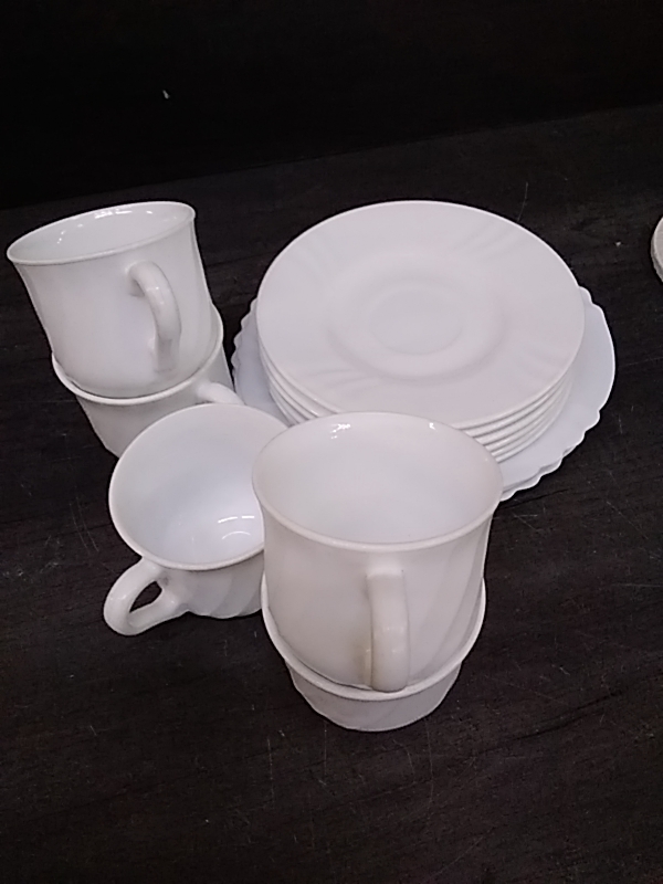 ENSEMBLE TASSES ET ASSIETTES BLANCHES 