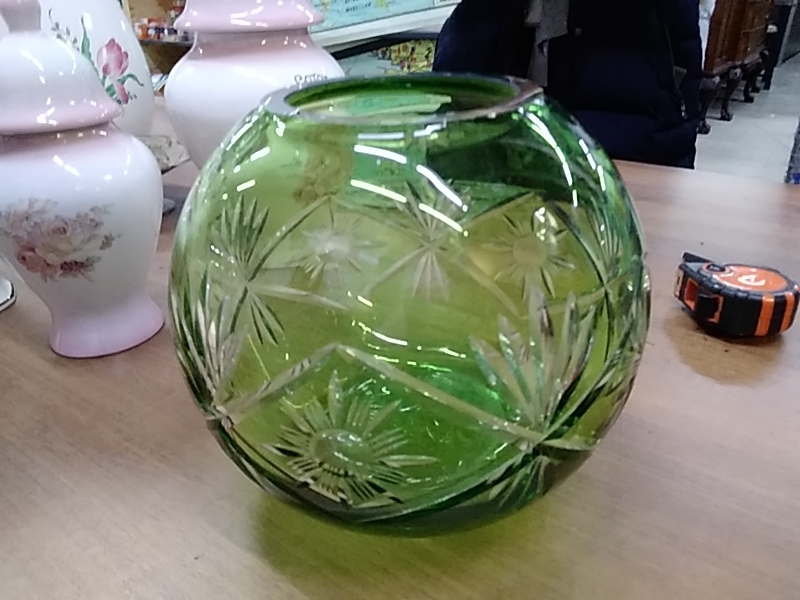 VASE CRISTAL COULEUR VERT TAILLÉ MAIN HT 16CM