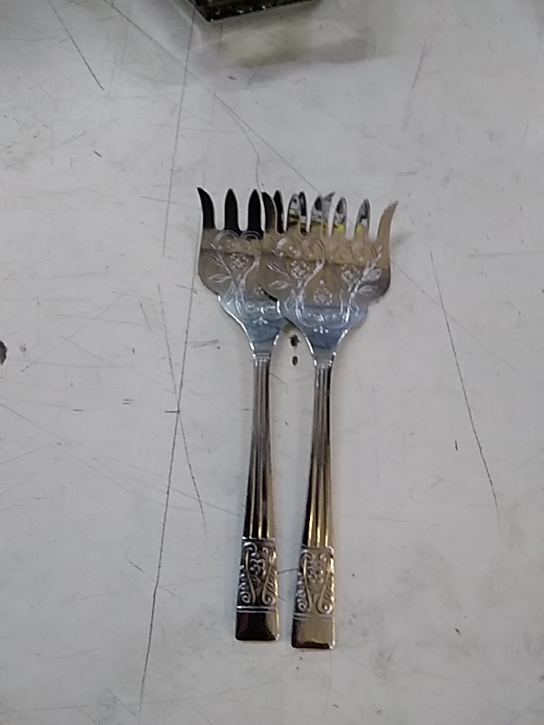 LOT DE 2 FOURCHETTES À  SARDINE 