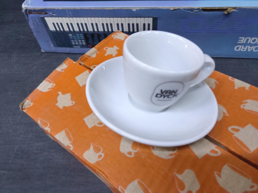 LOT DE 7 TASSES ET SOUS TASSES VAN DYCK