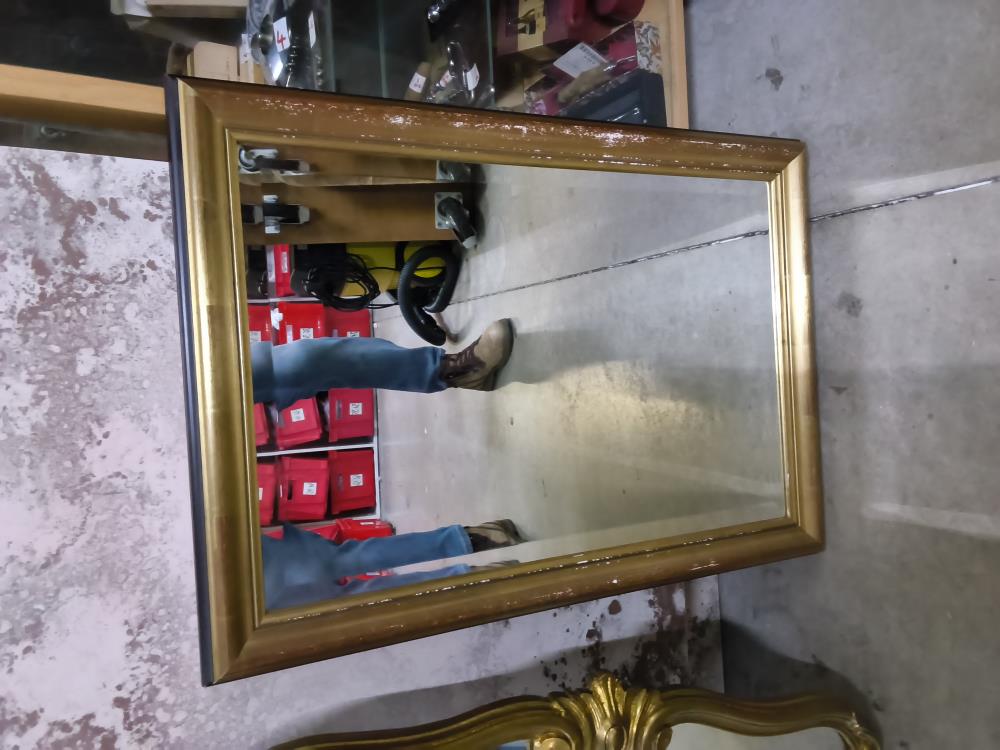 MIROIR RECTANGULAIRE DORÉ DANS L'ÉTAT 