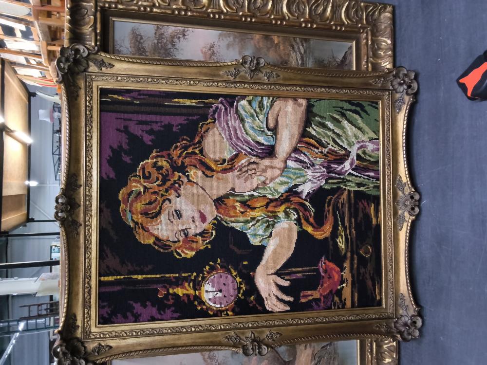 CADRE DORÉ CANEVAS  FEMME  64X 78CM