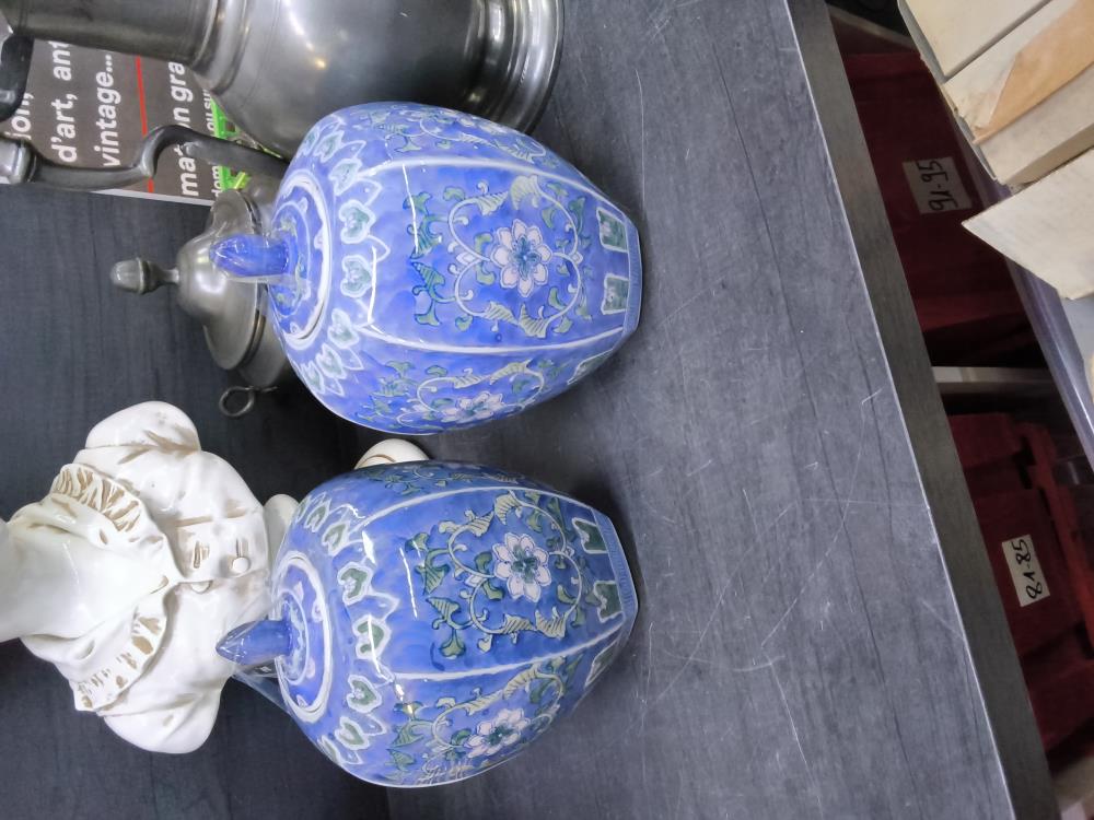 POT EN PORCELAINE BLEU AVEC COUVERCLE 