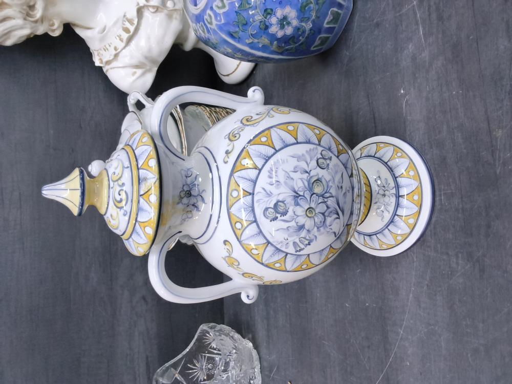 COUPE EN PORCELAINE PEINTE A LA MAIN AVEC CHAPEAU 