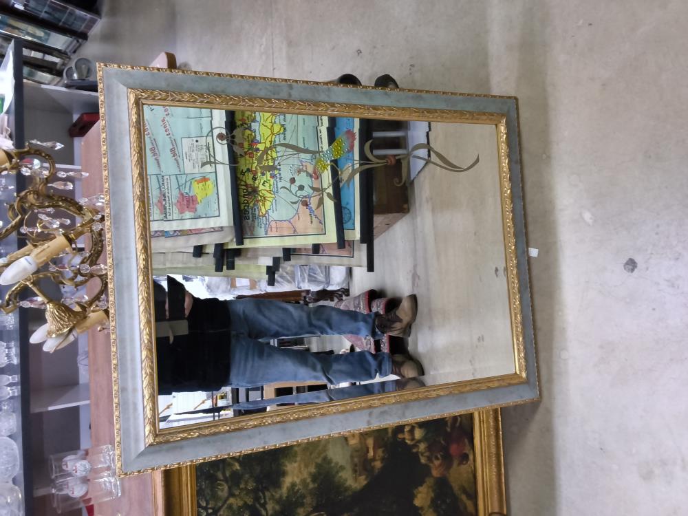 MIROIR DORÉ PATINÉ BISEAUTÉ  74 X 97 CM