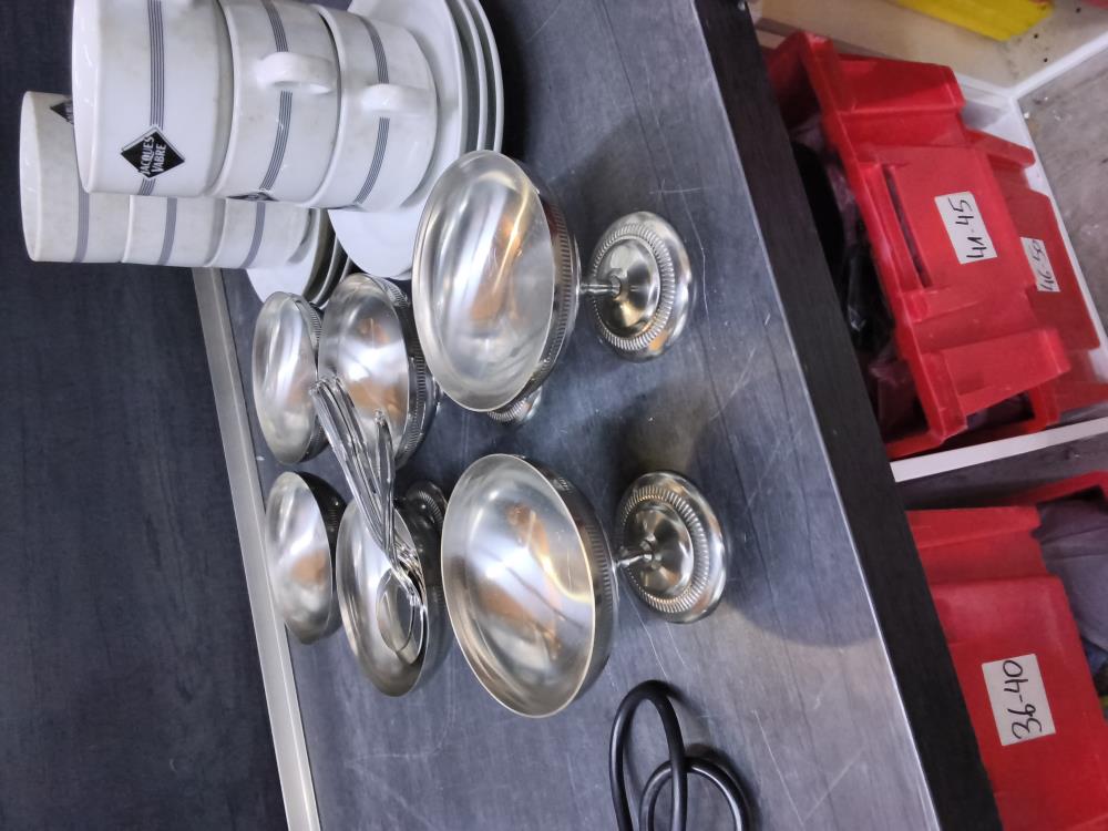 LOT DE 6 COUPES AVEC CUILLÈRES 